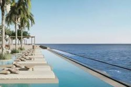 Coppia in viaggio di nozze a Sharm El Sheikh si rilassa a bordo piscina in un resort 5 stelle lusso vista mare